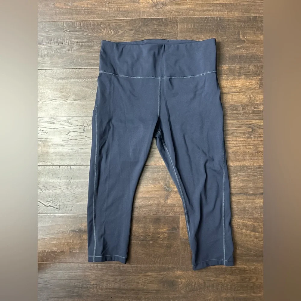 Athleta Leggings Womans Blue Lightning Capri Gym Work Out Yoga Compression c34